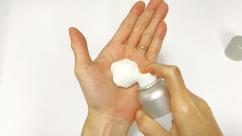 DISM「クリーミーフォームウォッシュ」を手に出す