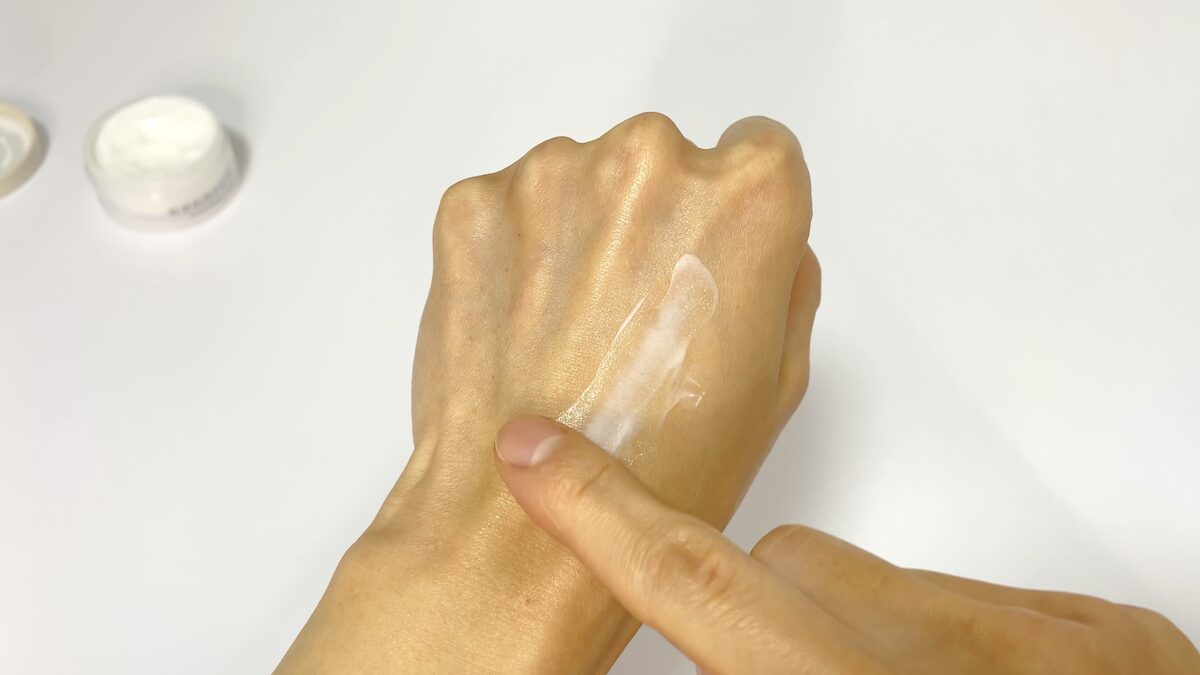 無印良品「敏感肌用クリーム」を塗る男性の手