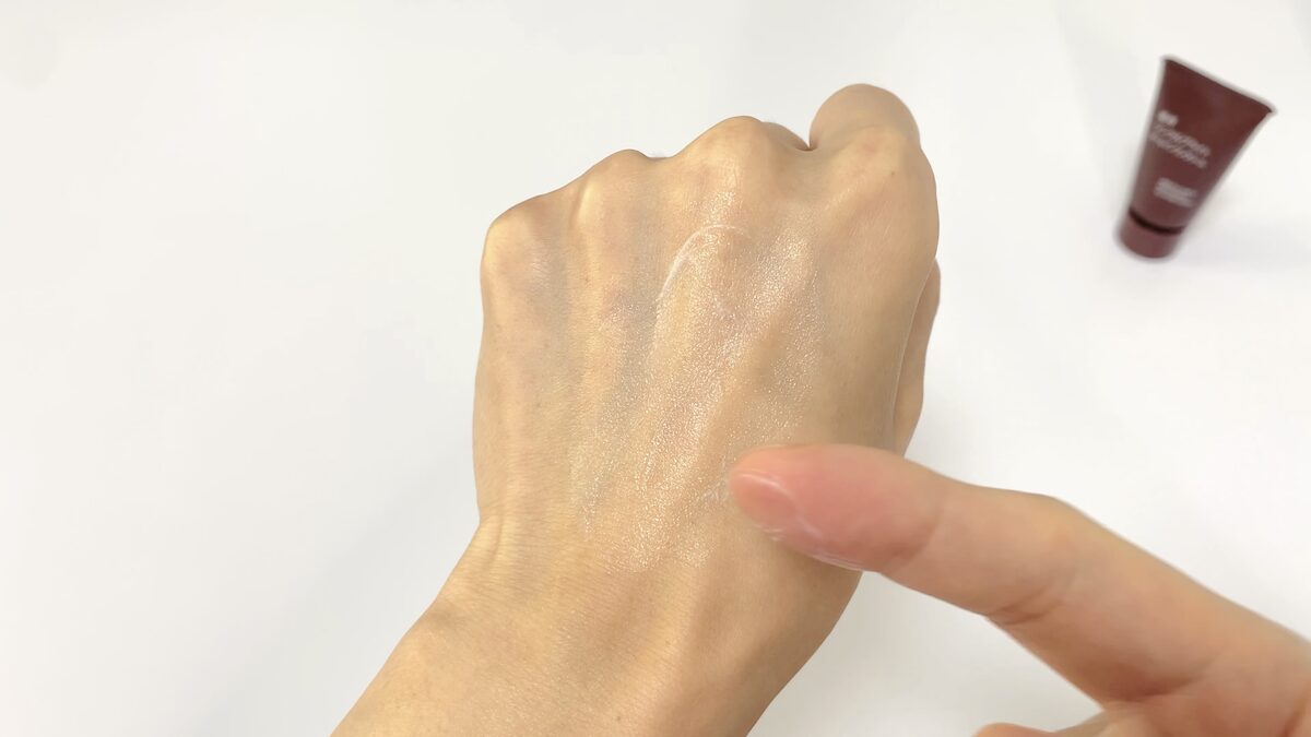 無印良品「薬用リンクルブライトクリーム」を手に塗る男性