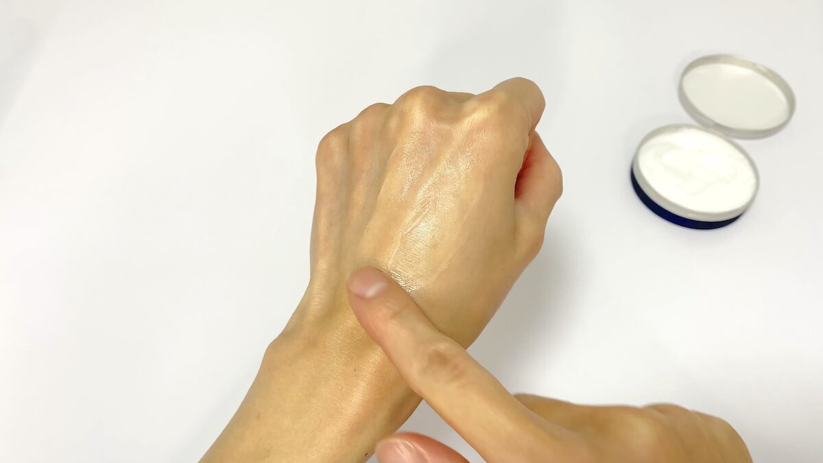 ニベアメン「クリーム」を手に塗る男性