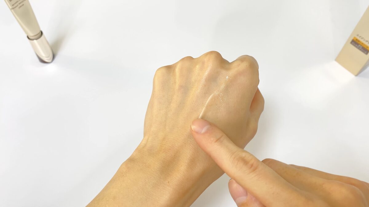 エリクシール「レチノパワー リンクルクリーム」を手の甲に塗る男性