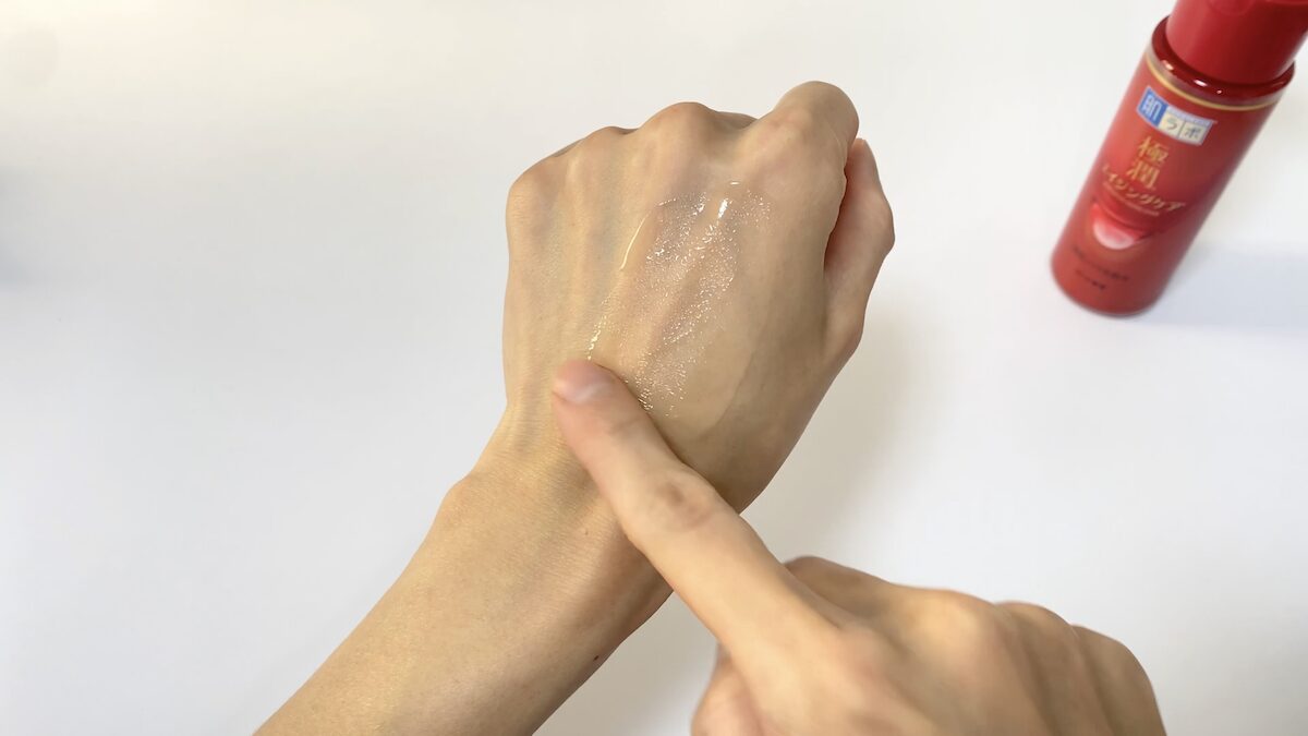 極潤のシワ改善化粧水を手の甲に塗る男性