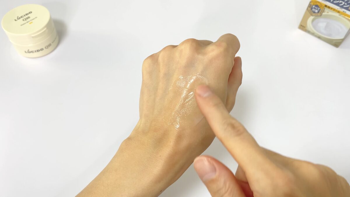 ルシードのシワ改善オールインワンクリームを手の甲に塗る男性