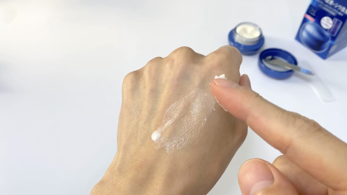 ワンバイコーセー「セラム シールド」を手の甲に塗る男性