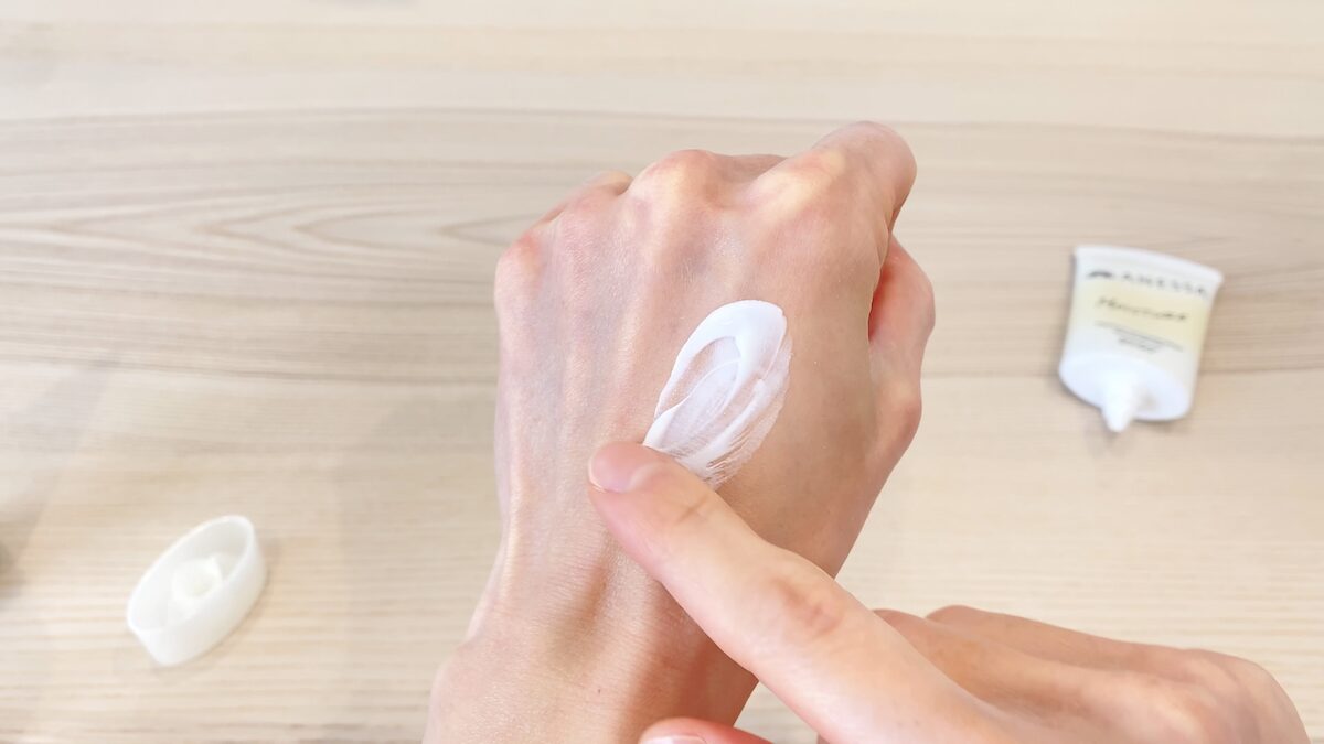 アネッサ「パーフェクトUV
スキンケアジェル NB」の使用感とテクスチャー