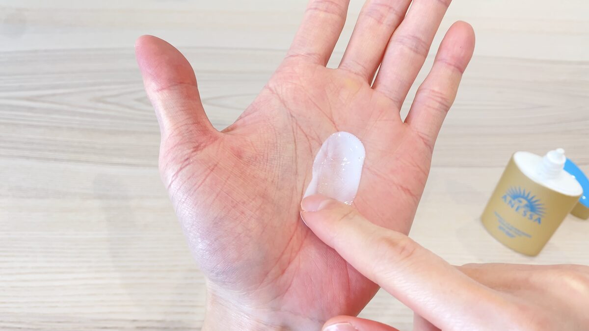 アネッサ「パーフェクトUV スキンケアミルク NA」のテクスチャーと使用感