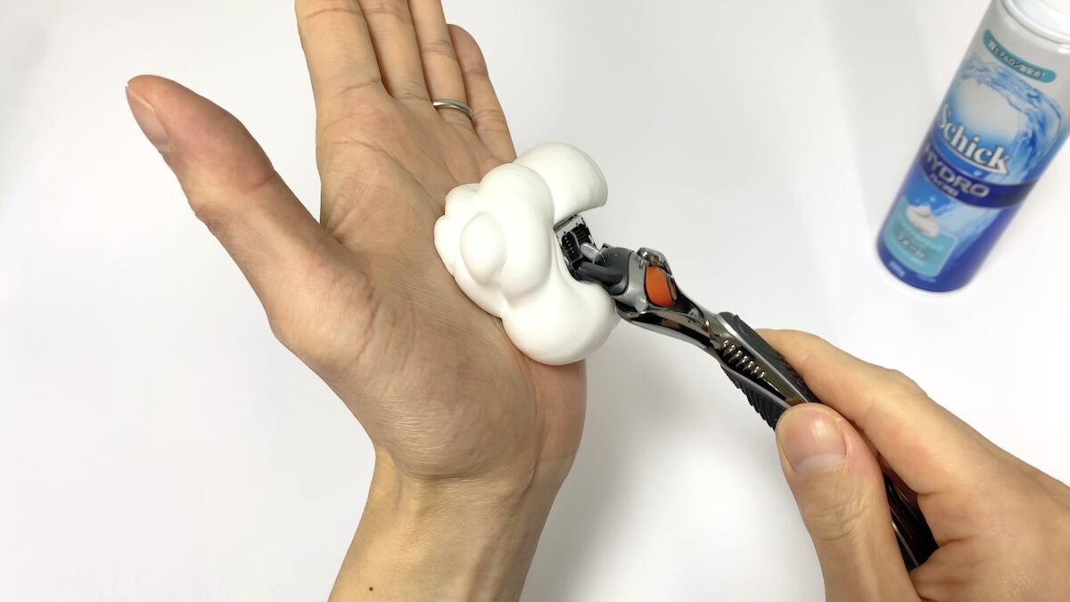 泡のクッションで髭剃りの摩擦を減らしてくれるフォームタイプ