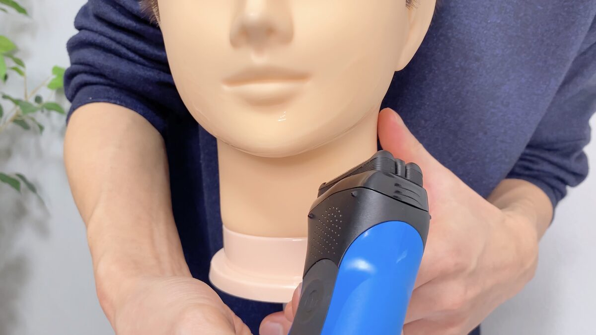電気シェーバー用のジェルを付けて髭剃りをする