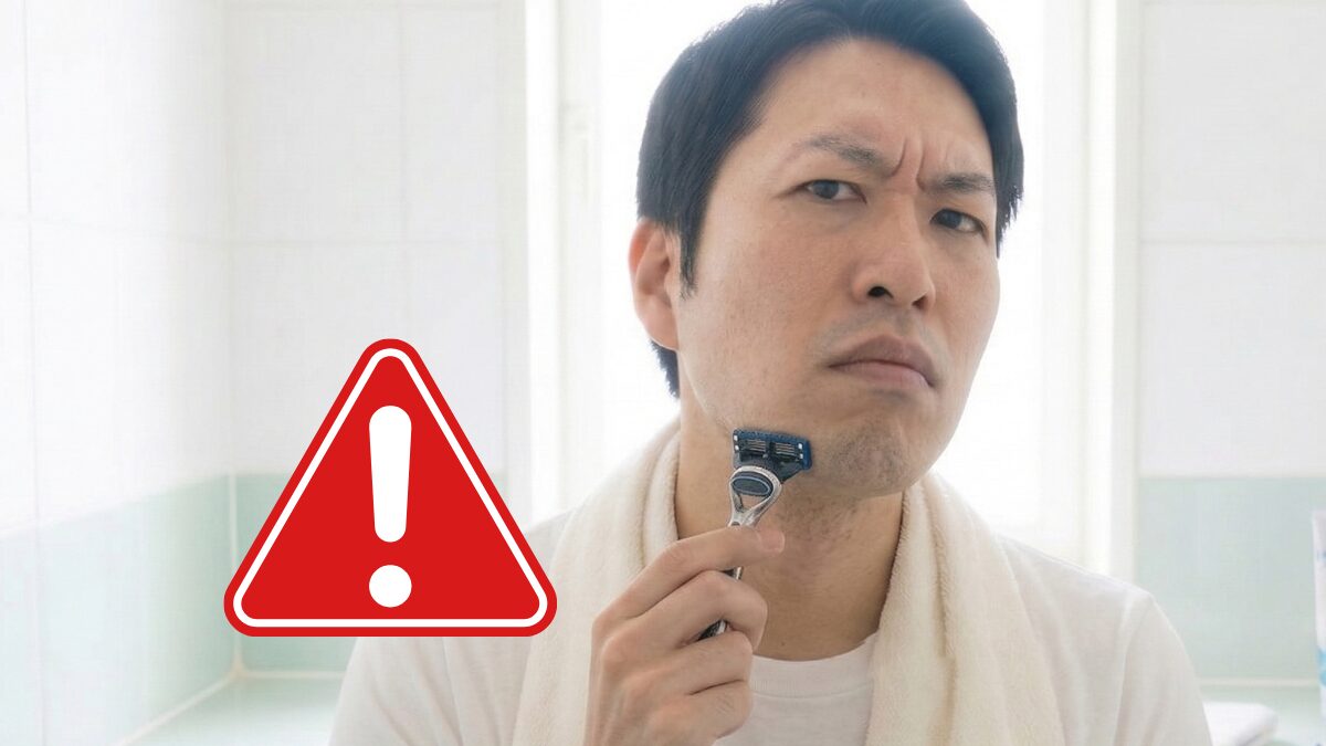 クリーム無し(水だけ)で髭を剃る男性