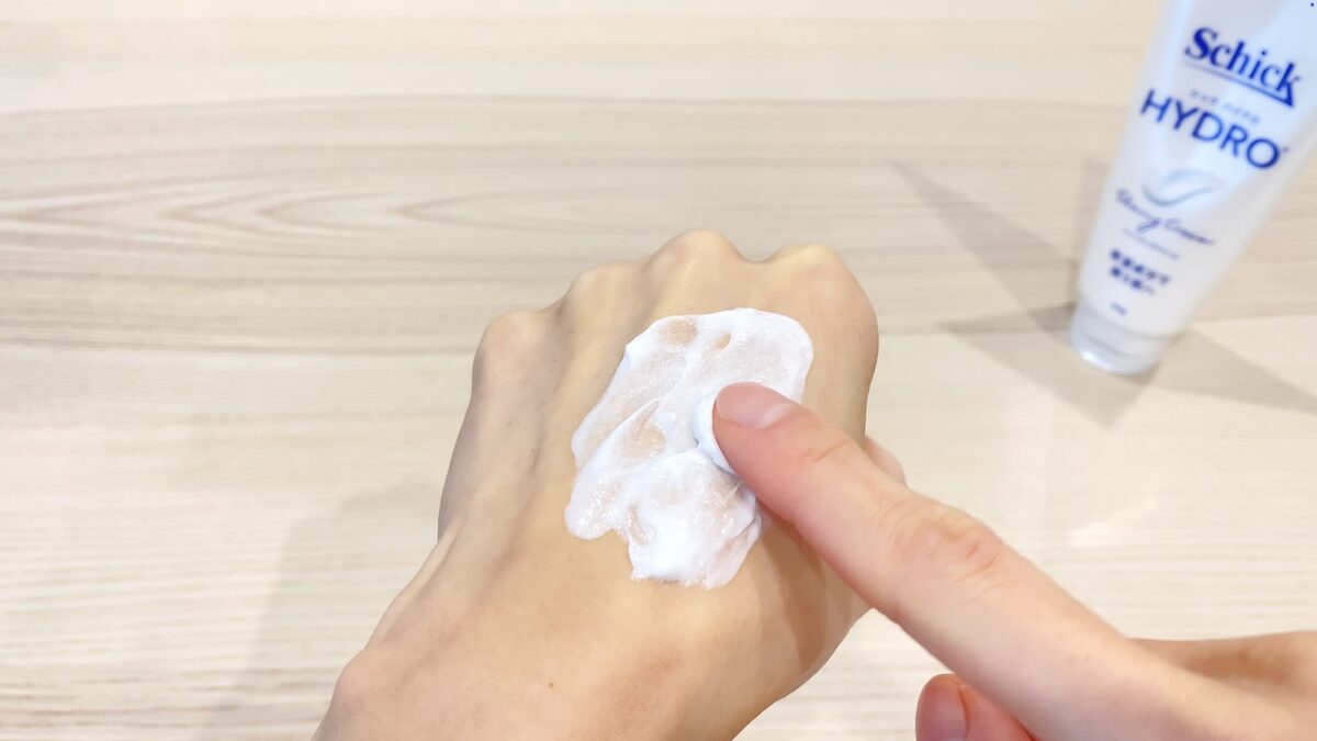 シック ハイドロ「シェービングクリーム」を付ける