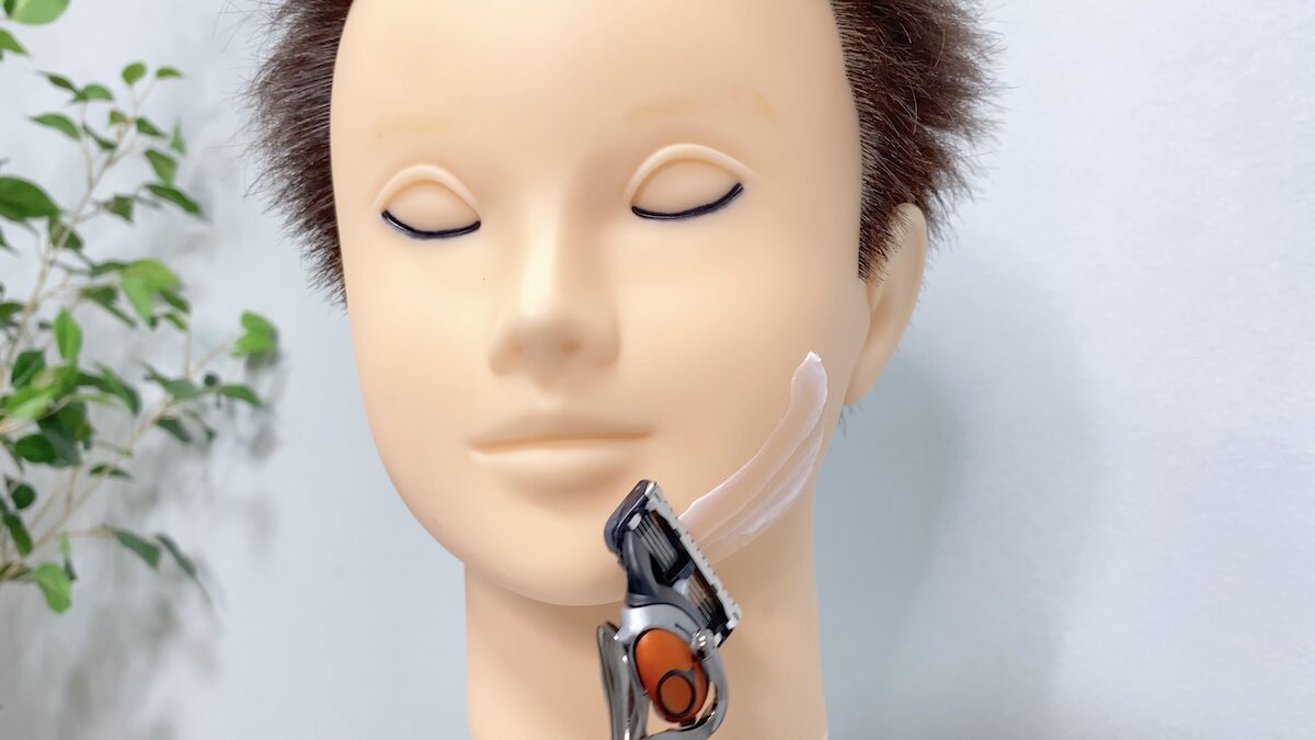 シェービングクリームで髭を剃る