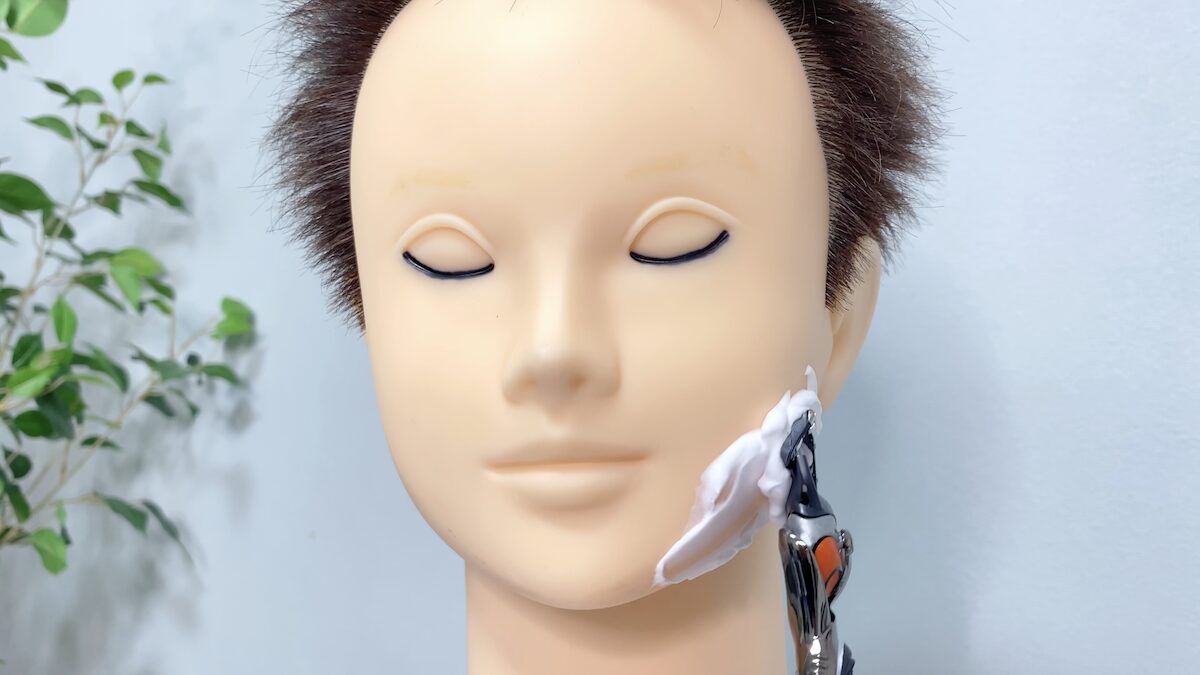 シェービングフォームで髭を剃る