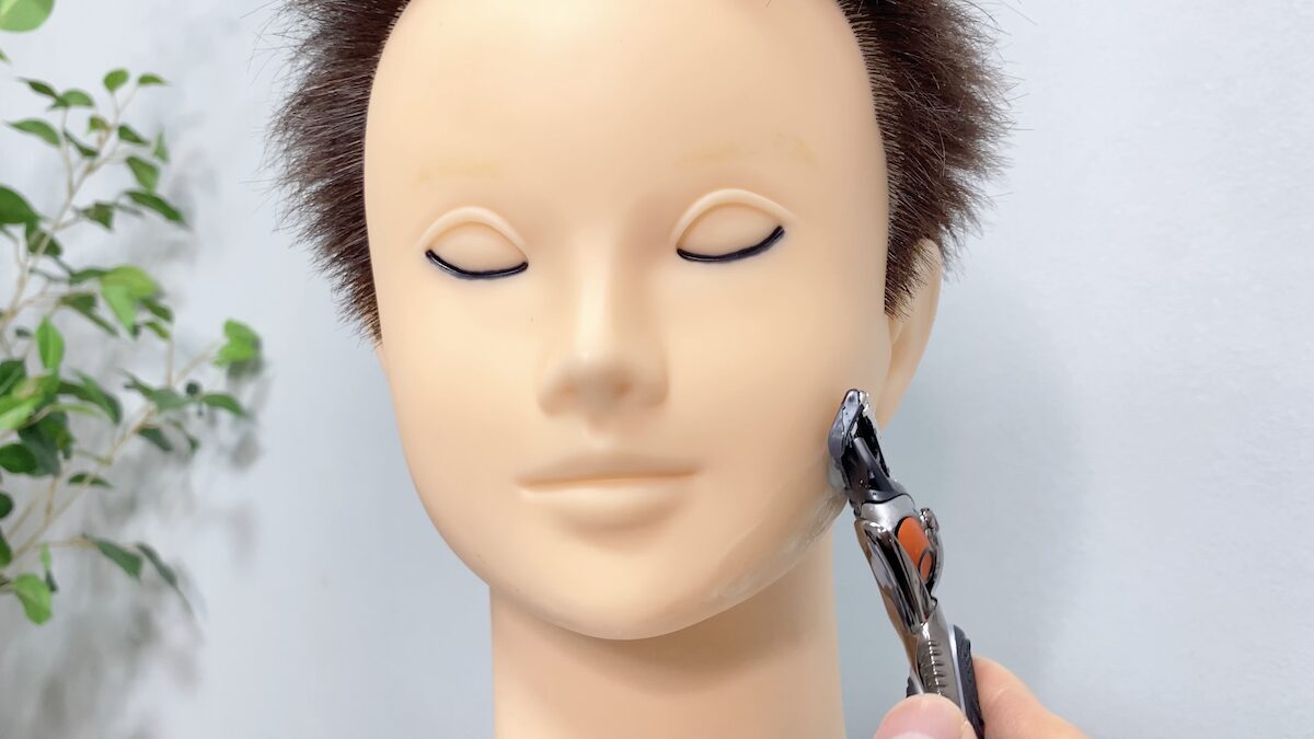 シェービングジェルで髭を剃る