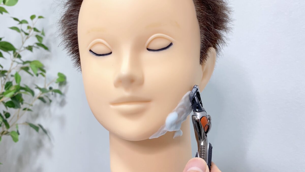 シェービングジェルフォームで髭を剃る