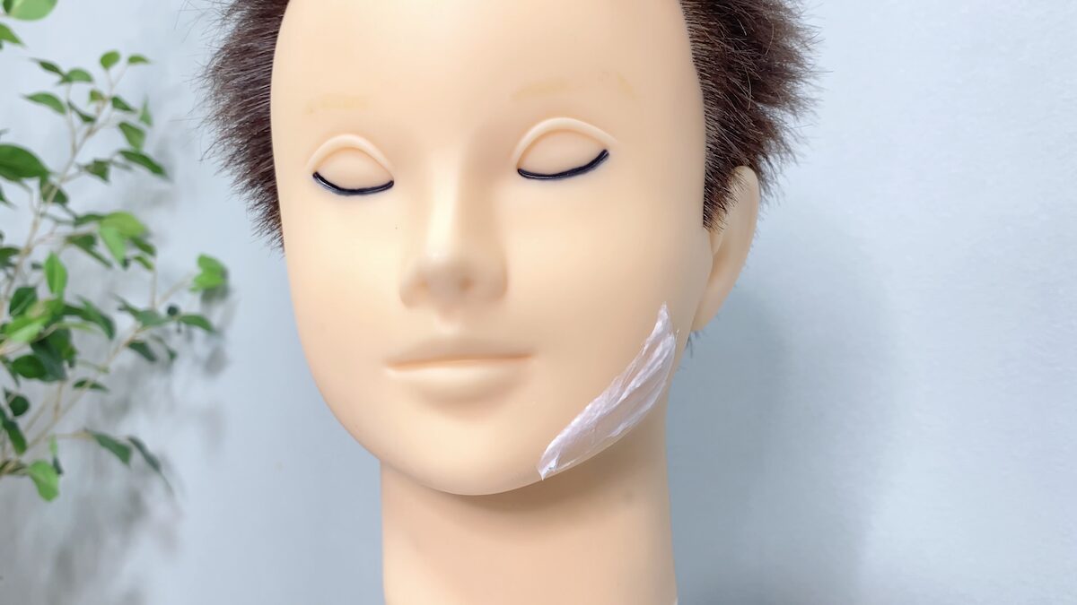 シェービングクリームを顔に塗る