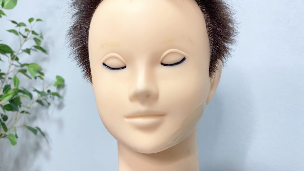 シェービングジェルを顔に塗る