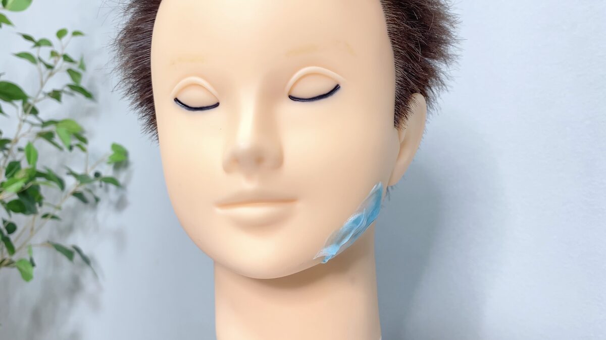 シェービングジェルフォームを顔に塗る