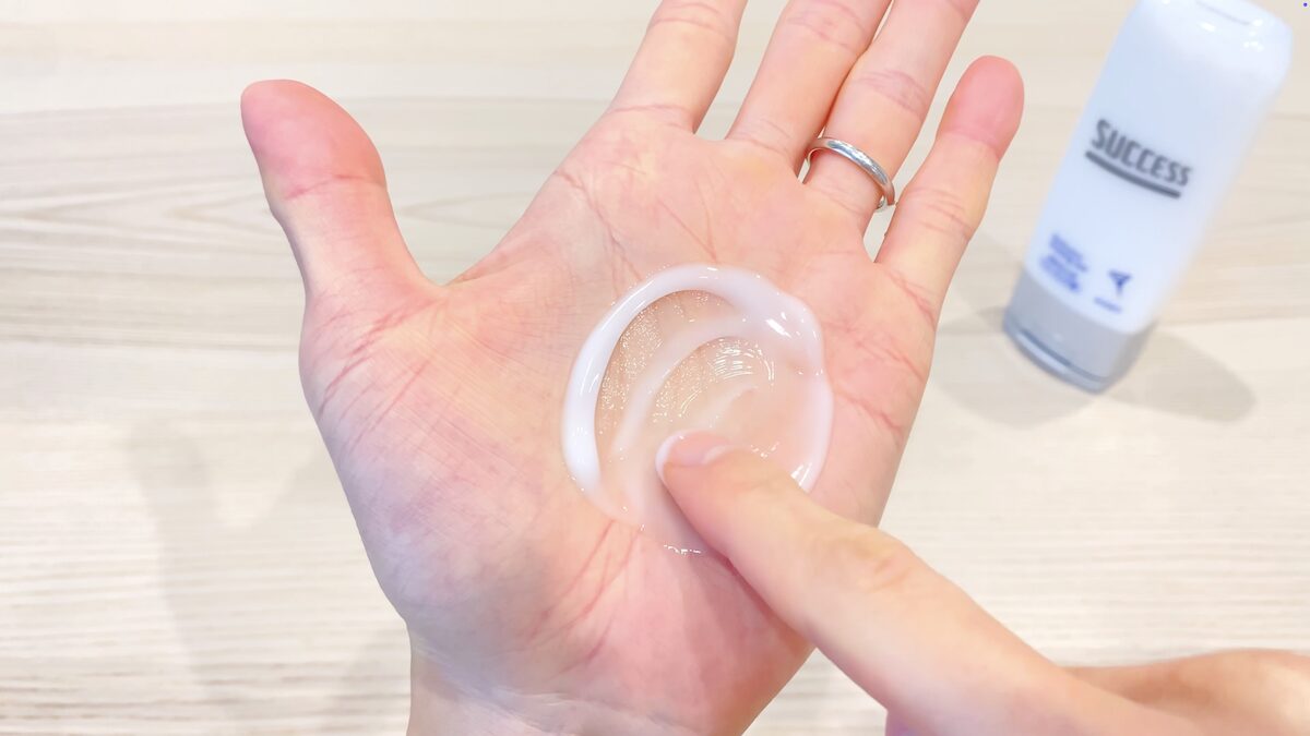 サクセス「薬用シェービングジェル スキンケア」を塗る