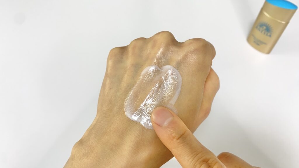 アネッサ「パーフェクトUV　スキンケアミルク　NA」を塗る