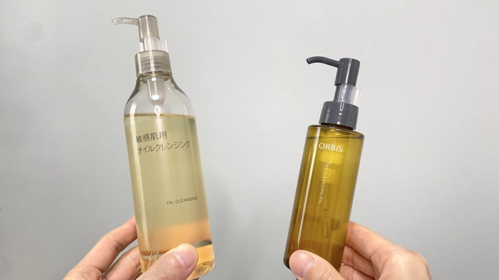 2つのクレンジングオイルを手に持つ