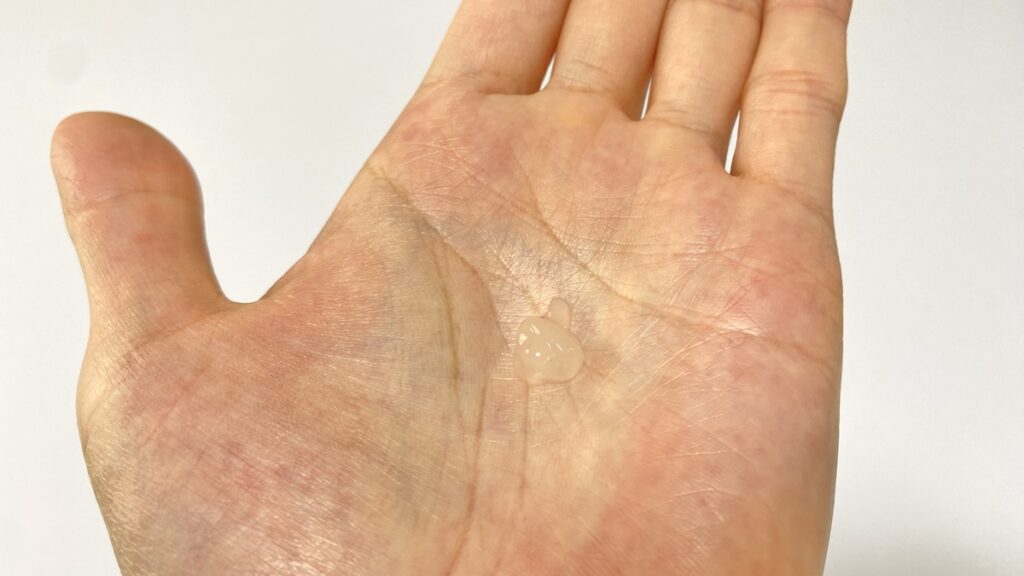 ZIGEN「オールインワンフェイスジェル」のテクスチャーを手のひらに出す