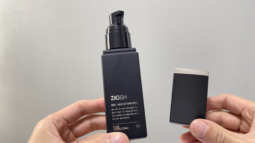 蓋が開いたZIGEN「オールインワンフェイスジェル」を持つ男性