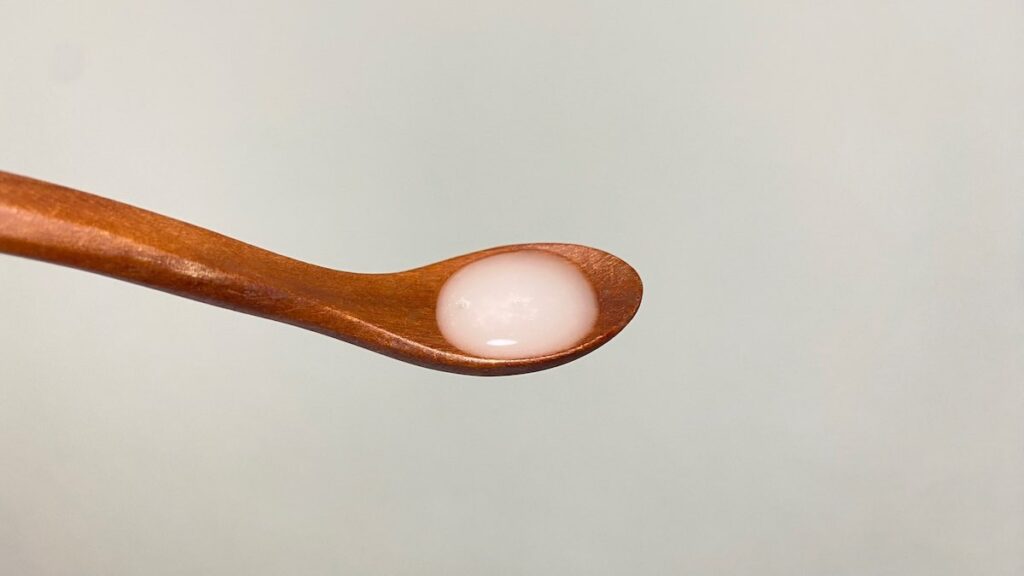 三層乳化技術を使用したホロベルオールインワンのテクスチャー